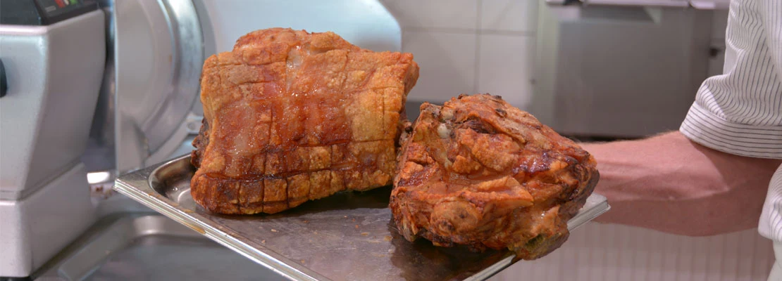 Frisch gebratener Krustenbraten vom Spanferkel